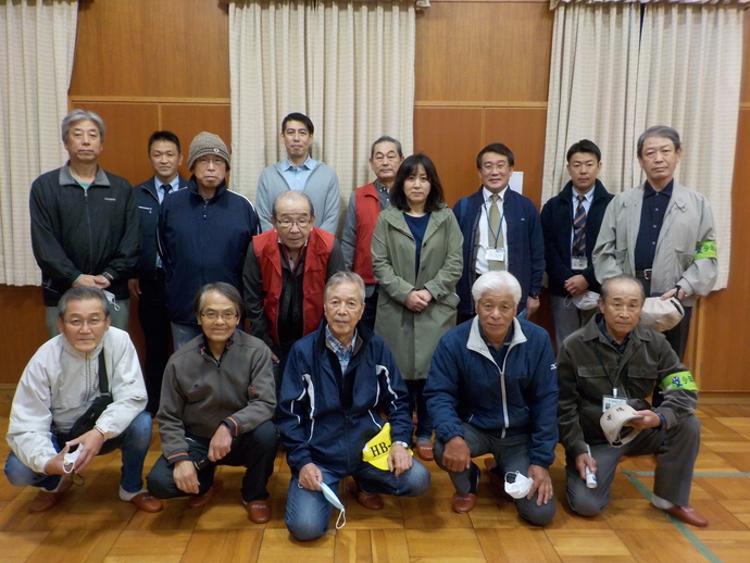 夜間防犯まち歩きをに参加した15名の参加者の人達が室内で記念撮影をしている写真