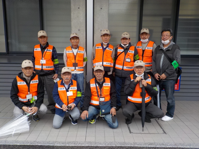 中堺少年補導員の方とオレンジの反射ベストを着た方々が前列はしゃがみ、後列は立っている集合写真