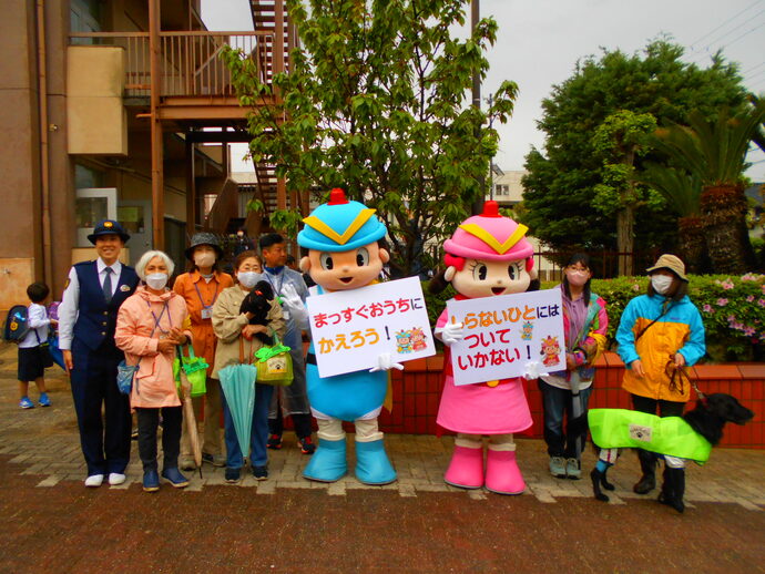大阪府警察マスコット「フーくんとケイちゃん」愛犬パトロール隊(わんだふるくらぶ)の方、女性警察官と撮影した記念写真