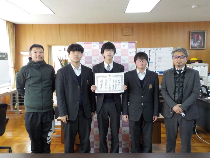 中に3名の学生が並び中央の男子学生が賞状を持ち、合計5名の泉鳥取高等学校のボランティアが1列に並んで記念撮影をしている写真