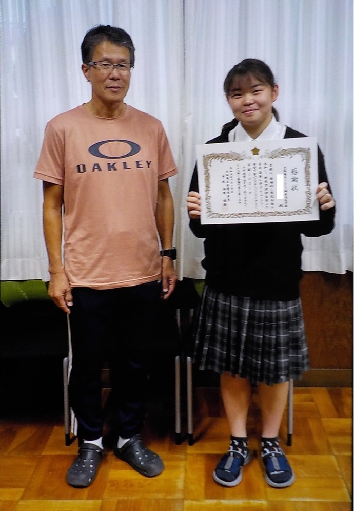 感謝状を贈呈された特殊詐欺被害防止活動に貢献して頂いた「りんくう翔南生徒会学生ボランティア」の女子高生と男性の写真