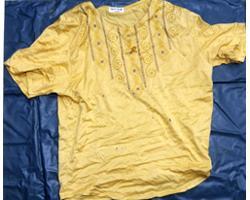 黄色Tシャツの写真