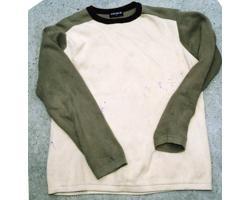 グレーとベージュ色ツートン長袖Tシャツの写真
