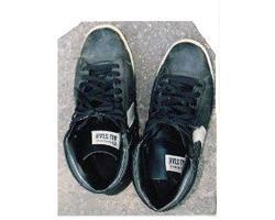 黒色スニーカー(コンバースALLSTAR)の写真