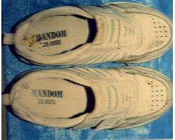 白色運動靴(25センチ)の写真