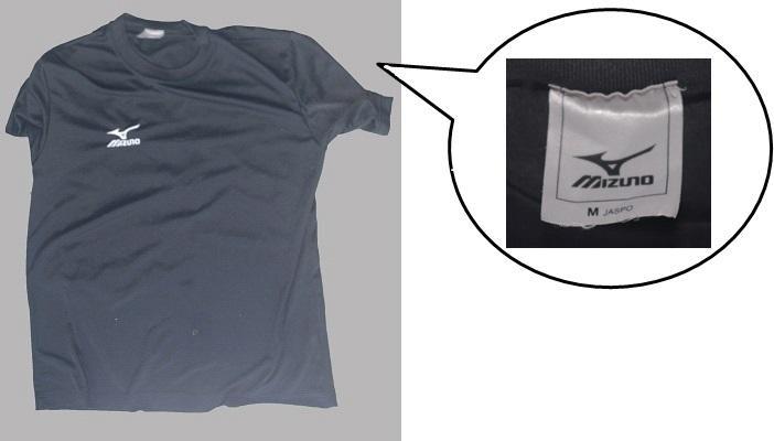 黒色半袖Tシャツの写真