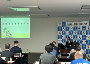 令和6年中の自転車関連交通事故情勢、事故事例等について説明している様子