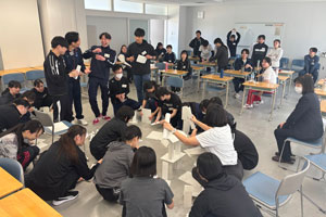 紙を使用して立体物を組み立てる様子