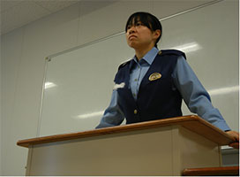 教壇に立つ様子