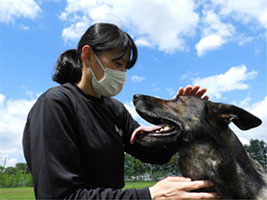 警備犬ハンドラーと警備犬の写真