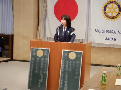 交通課長が府民の方に向けて交通安全講話をしている様子