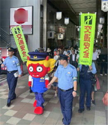 茨木阪急本通商店街で交通安全パレードをしている様子