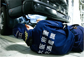 車両の部品等を調べている様子