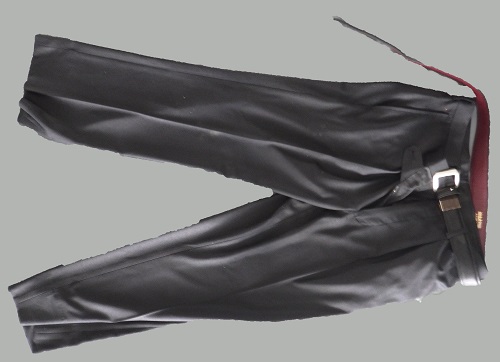黒色スラックス