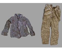 青色ギンガムチェック柄シャツ、ベージュ色ズボンの写真