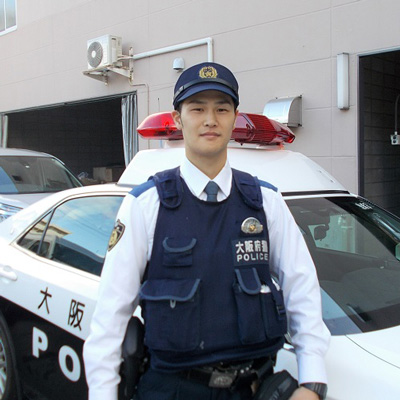大阪学院大学出身の警察官の写真