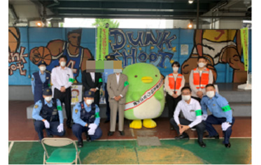 大阪府警察見守り安全大使に委嘱されたすみっコぐらしペンギン?と参加者の集合写真