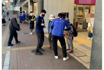 特殊詐欺に関する広報啓発チラシを配布し、被害防止を呼び掛けている様子