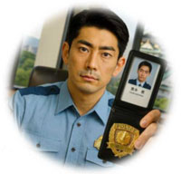 ニセ警察官(警察手帳を見せている)
