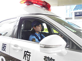 パトカーに乗車している様子