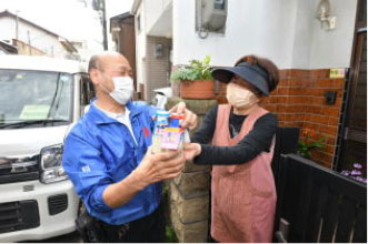 牛乳を宅配している様子