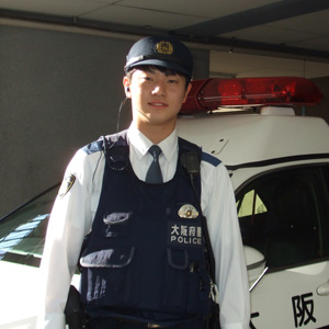 報徳学園高校出身の警察官の写真