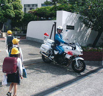 通学状況を見守る白バイ隊員の写真