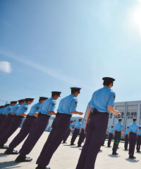 警察官の点検風景写真
