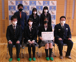 専修学校クラーク高等学院防犯ボランティア団体の学生と天満警察署長の写真