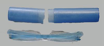水色の老眼鏡と水色のプラスチック製ケースの写真