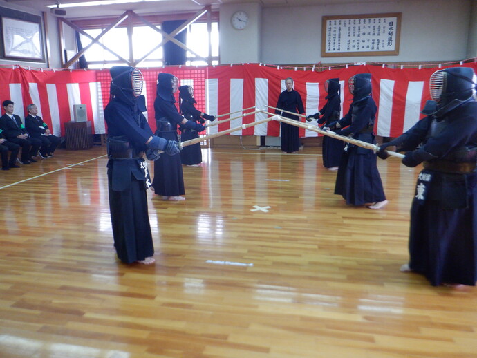 剣道着を着た選手3組が向かい合って立ち互いの竹刀の先を合わせている写真