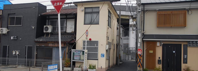 住宅街の一角に建てられた、2階建てで1階の窓に鉄網が設置されている北門交番の外観写真