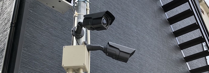 屋外のポールに設置されている防犯カメラの写真