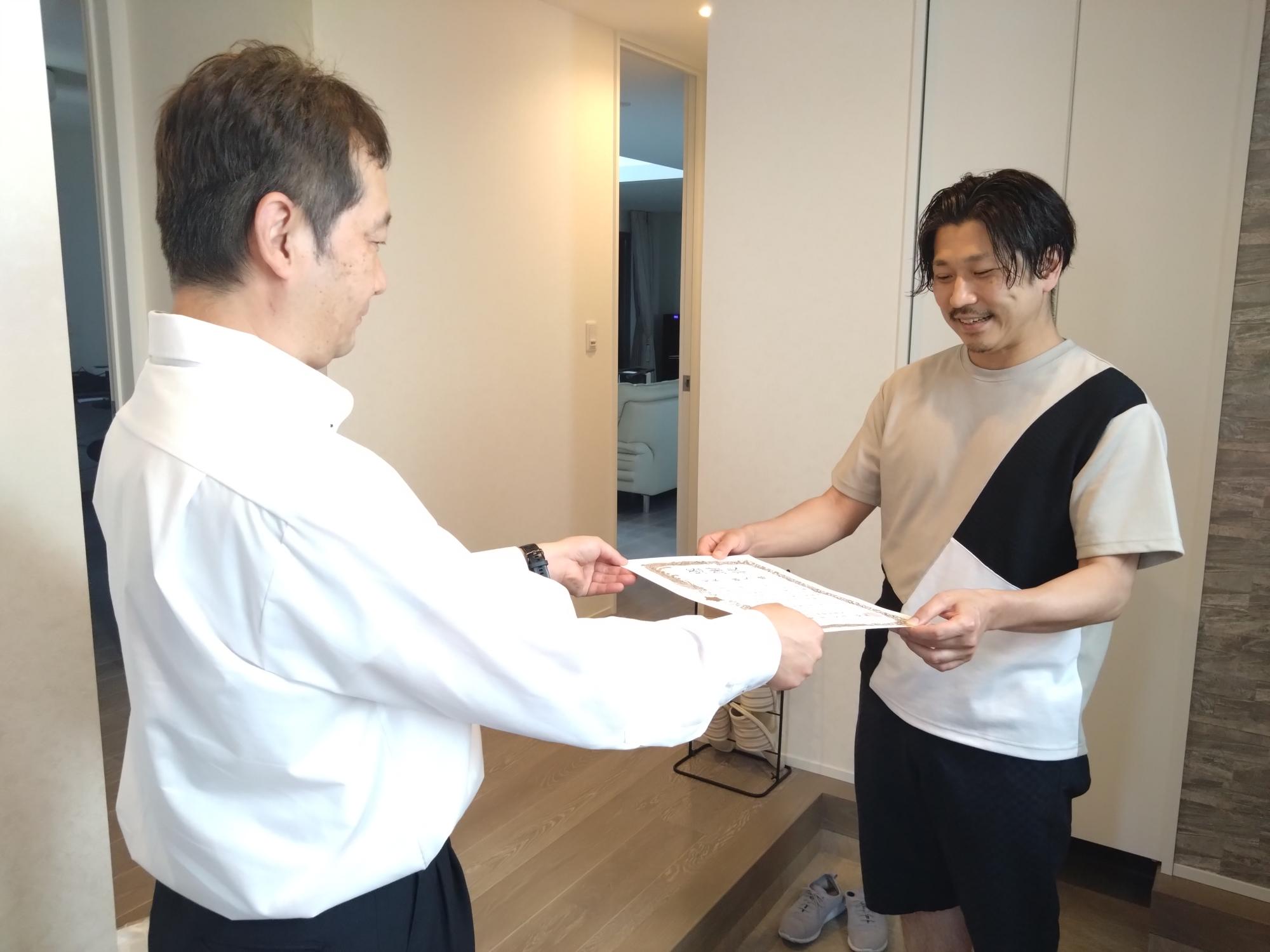 男性が感謝状を受け取っている写真