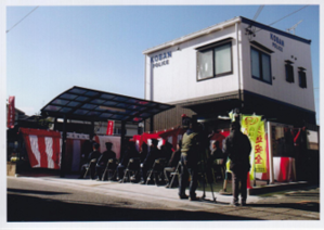 新しくなった本町交番の駐車場で行われている開所式を後方から全体を写した写真