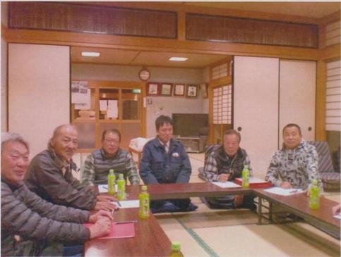 畳に長机が設置され、東条区自主防災組織役員会の参加者が東条駐在所の勤務員を挟んで座っている様子を写した写真