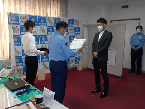 JA布忍支店内で感謝状贈呈が行われている様子を写した写真