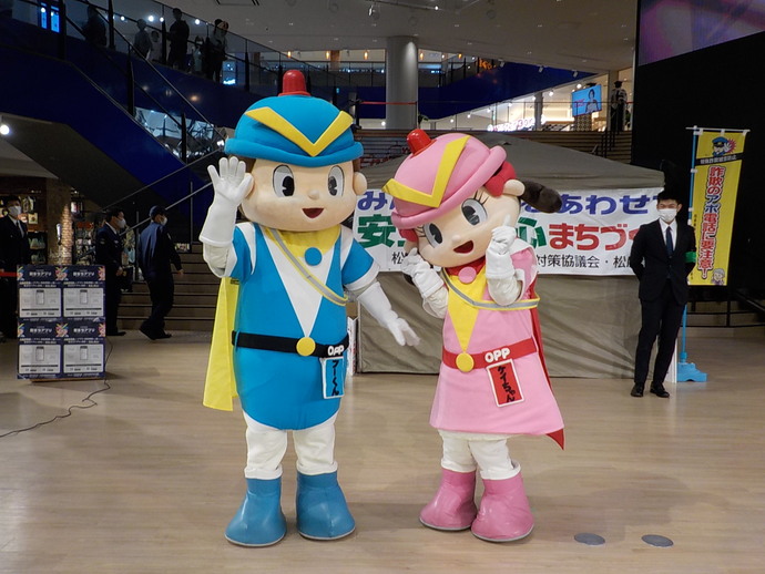 右手を挙げたポーズをしているフーくんと両手を顔の横に添えたポーズのケイちゃんの写真