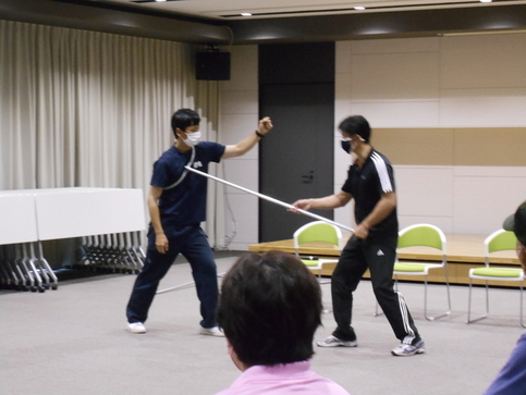 さすまたの使い方の模範演技を2名で行っている写真