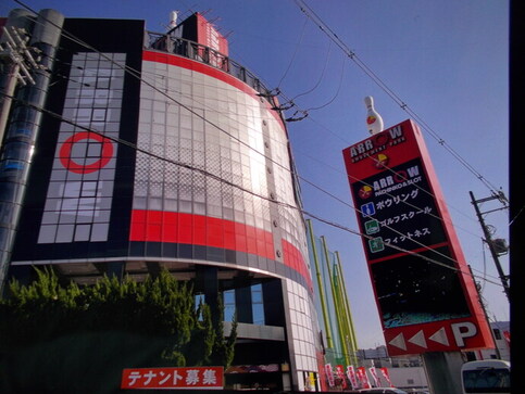 春の地域安全運動に関する広報映像が映し出されたARROW松原店の電光掲示板を写した写真