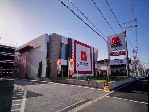 春の地域安全運動に関する広報映像が映し出されたマルハン松原店の電光掲示板を写した写真