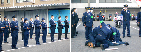 左:出席した警察官が横に並んで立っている写真、右:1人が犯人役になり、3人が周りで抑え込んでいる訓練の写真