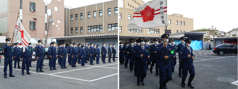 左:白の旗の中央に2本のラインが横に引かれ、その線の中央に赤い警察マークが描かれた旗を持ち30人ほど整列している写真、右:先頭の警察官が旗をもって行進している写真