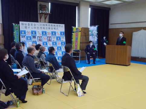 松原市福祉委員の方々が椅子に座り、男性が檀上に立ち前で話をしている写真