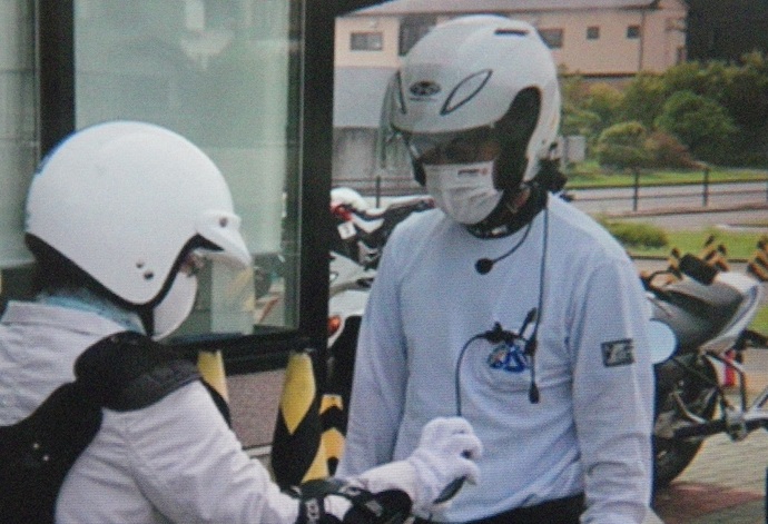 STOP特殊詐欺!!マスクをつけた、近鉄自動車学校の教員の写真