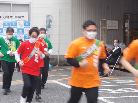 オレンジ色のTシャツを着た2人組が先頭を走り、次に赤色のTシャツの2人組、そのあとを緑色のTシャツを着た2人組が走り出した写真