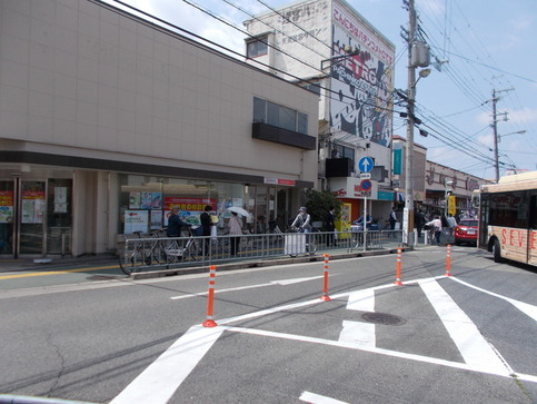 三菱UFJ銀行天美駅前店を道路側から写した、建物の外観写真