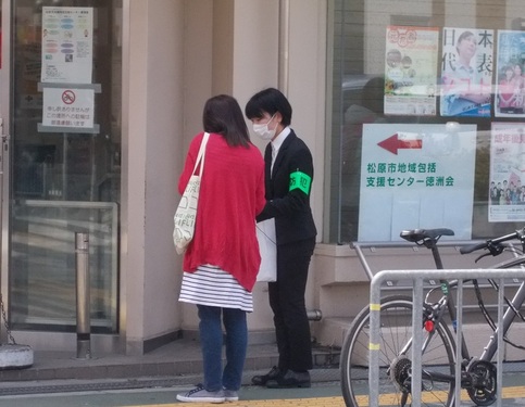 三菱UFJ銀行天美駅前店の前で、女性に女性警察官が特殊詐欺被害防止の話をしている写真