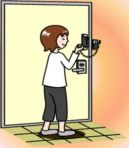 玄関をドアチェーンで施錠する女性のイラスト