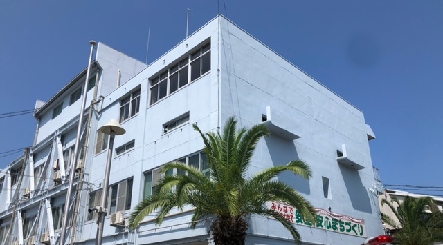 白を基調とし「「みんなで力をあわせて安全・安心まちづくり」と書かれた横断幕が掛けられている岸和田警察署貝塚分署の外観写真